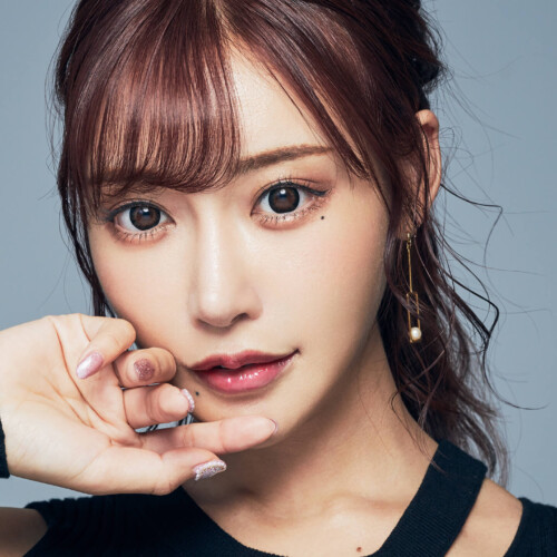 Kirara Asuka in black