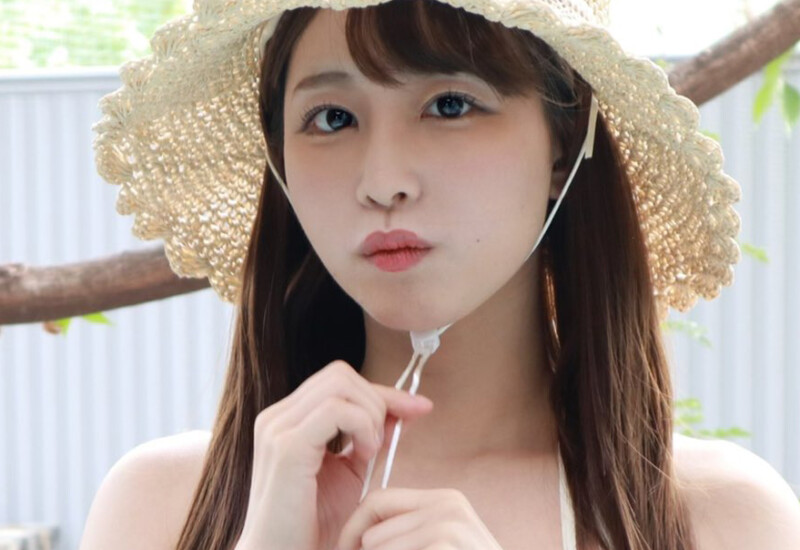 Syunnka Ayami wearing a straw hat