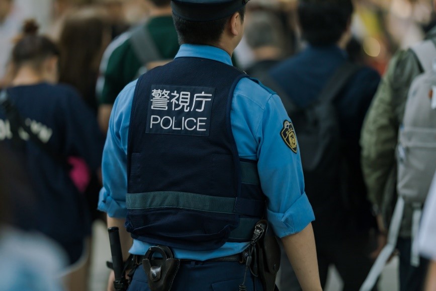パトロールをしている警察官