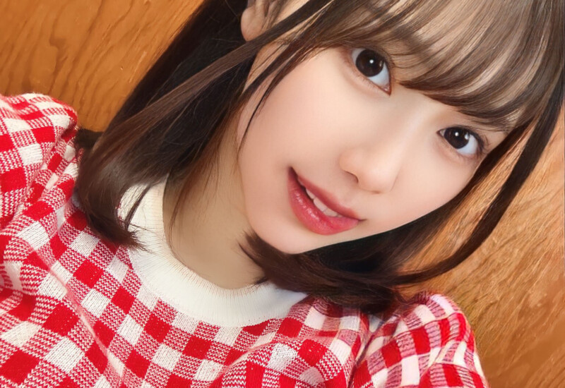 さつき芽衣さんが赤いチェック柄のワンピースを着ている写真