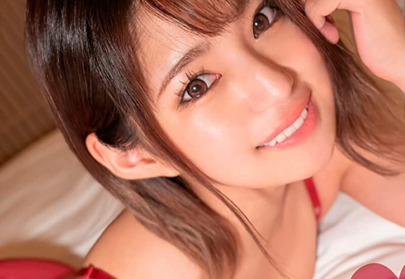 赤いブラジャー姿の「渚みつき」